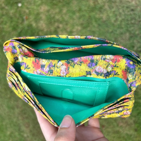 Hobo Lauren Daisies Floral Kiss Lock Clutch Wallet - Picture 8 of 10